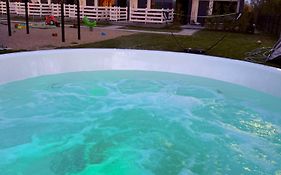 Ross-domki Premium Hause&Jacuzzi
